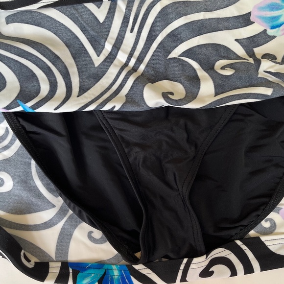 Gottex Two Piece Halter Swimsuit, Size 16 - Picture 9 of 13